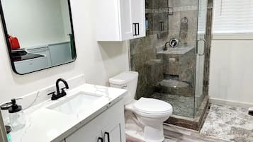 Chambre Confort | Salle de bain | Douche, serviettes fournies, savon, shampoing