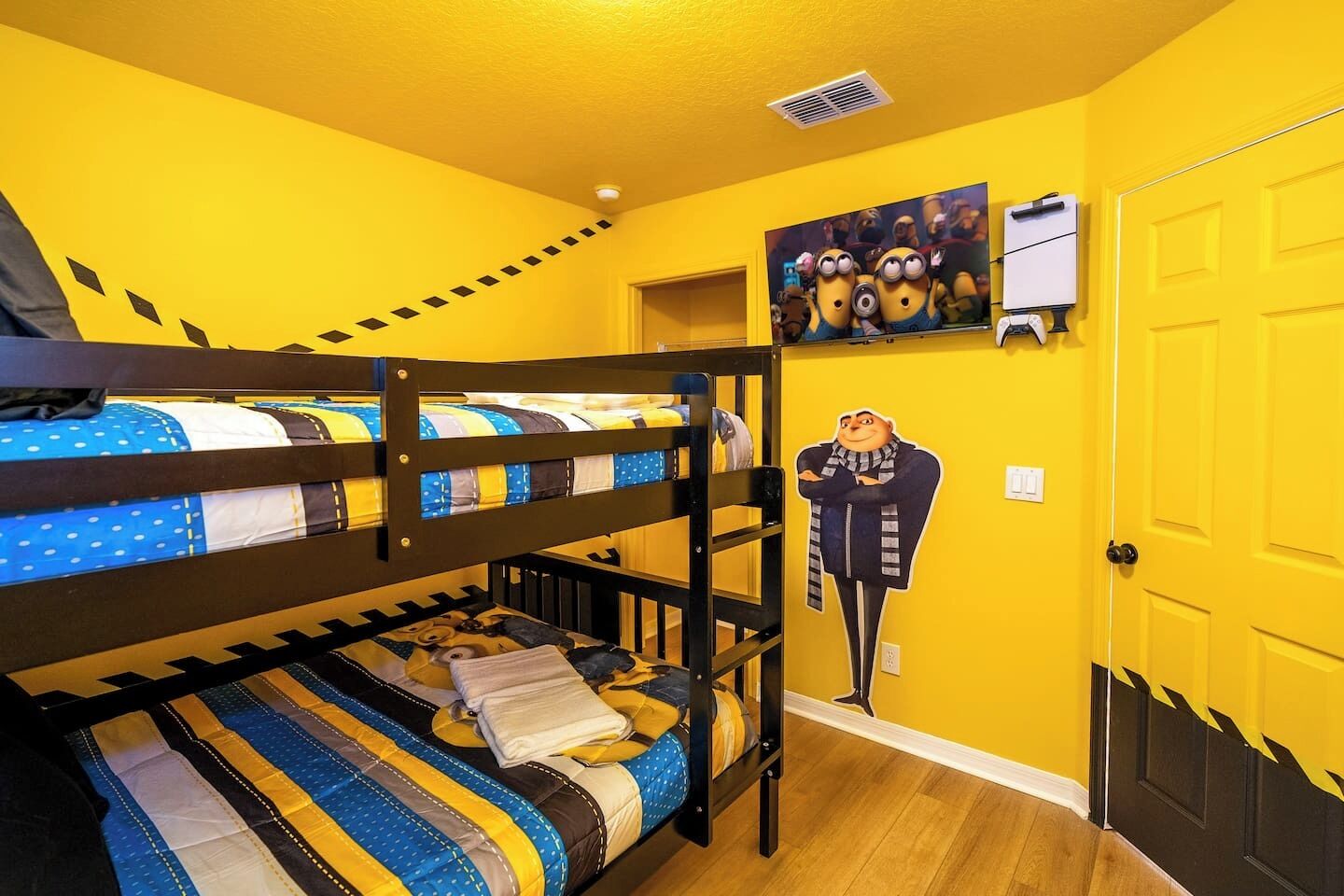 Escritorio, tabla de planchar con plancha, cuna de viaje y wifi 