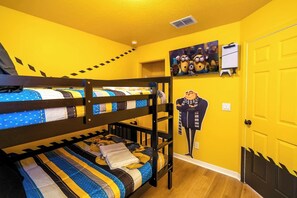 Escritorio, tabla de planchar con plancha, cuna de viaje y wifi 