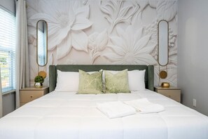 Schreibtisch, Bügeleisen/Bügelbrett, Reisekinderbett, WLAN