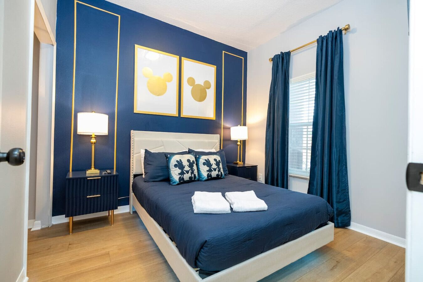 Skrivebord, strykejern/-brett, reiseseng for barn og wi-fi