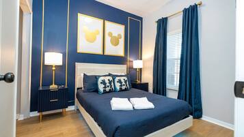 Skrivebord, strykejern/-brett, reiseseng for barn og wi-fi