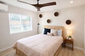 Room - A Modern Coastal 1 Bed Home Minutes from the Ocean (Oceanside)