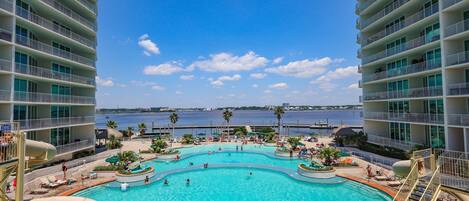 Innendørsbasseng og et oppvarmet basseng