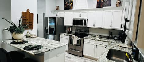 Réfrigérateur, four à micro-ondes, un four, surface de cuisson