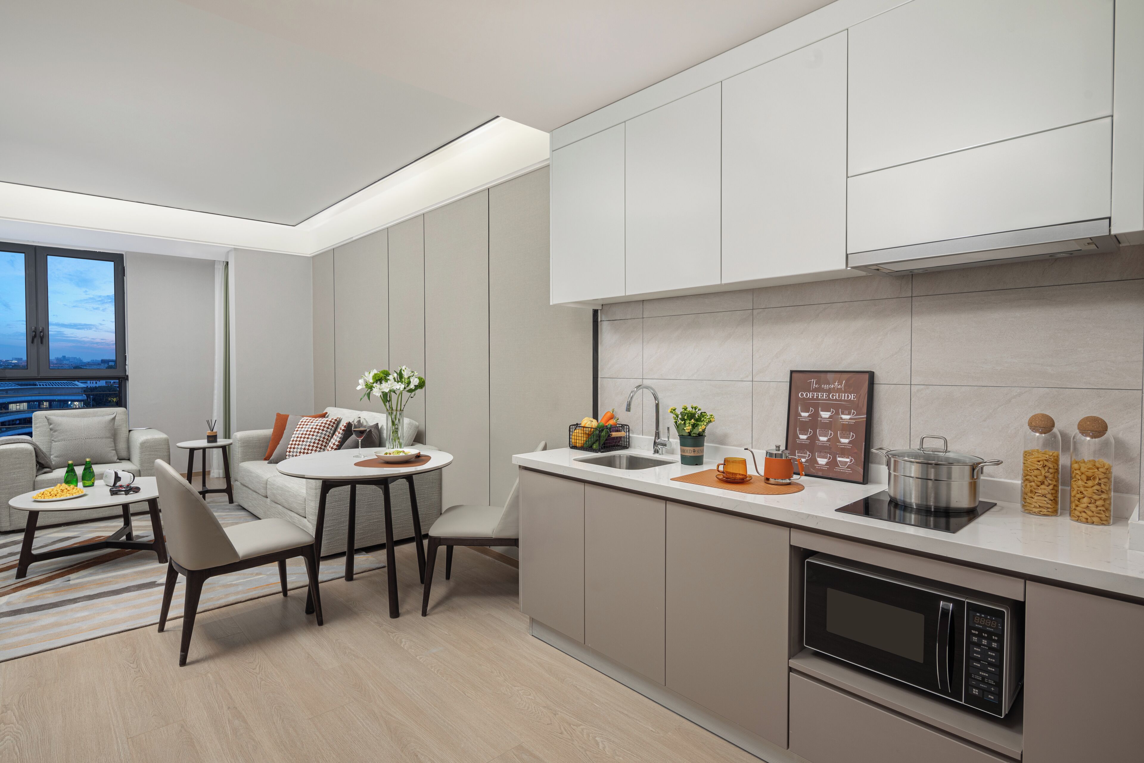 Comfort suite | Privékeuken | Een koelkast, een microgolfoven, een kookplaat