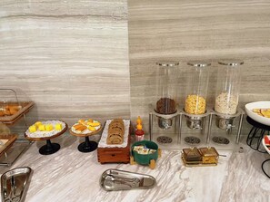 Un buffet proposant une variété de plats et d'accompagnements.