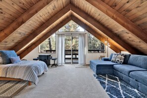 Smart TV, chimenea, videojuegos y libros 