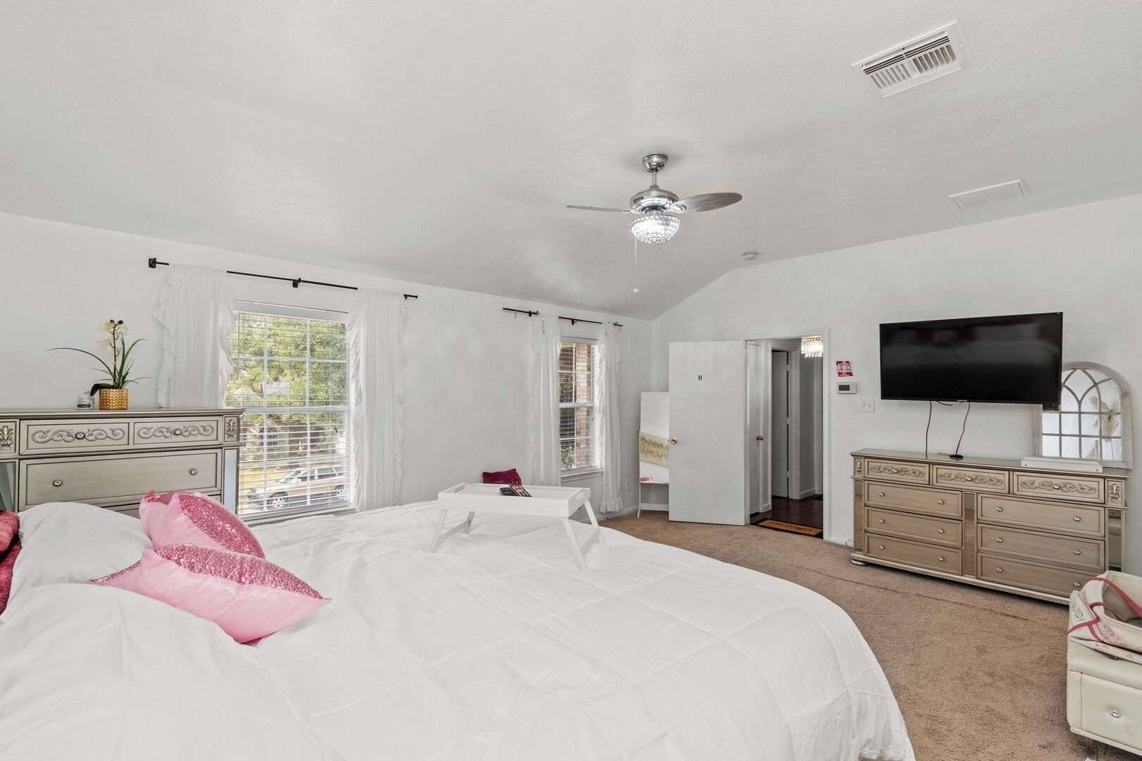 Tabla de planchar con plancha, wifi y ropa de cama 