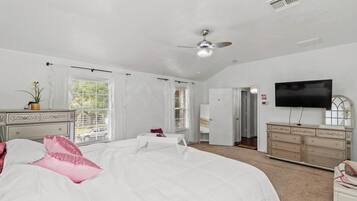 Tabla de planchar con plancha, wifi y ropa de cama