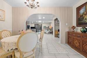 Dining - 3BR •  BBQ • MiniBar + Near Sweetwater Reservoir (Spring Valley)