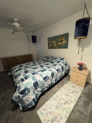 Strykejern/-brett, internettilgang, sengetøy og rullestolvennlig