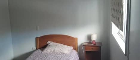 2 عدّة غرف نوم وخدمة الإنترنت وملاءات أسرّة