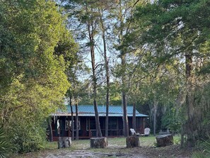 Exterior - Grasshopper Lodge: Secluded, cozy, and romantic hand-crafted rustic cabin (Astor)