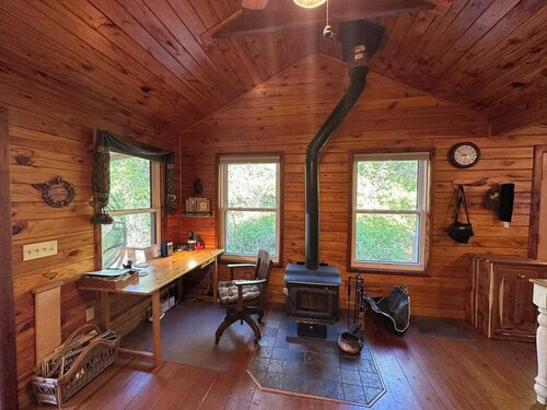 Grasshopper Lodge: Secluded, cozy, and romantic hand-crafted rustic cabin
