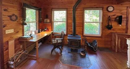 Grasshopper Lodge: Secluded, cozy, and romantic hand-crafted rustic cabin