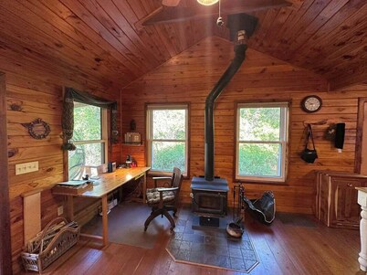 Grasshopper Lodge: Secluded, cozy, and romantic hand-crafted rustic cabin