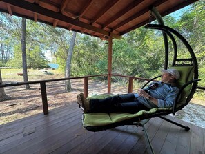 Terrace/patio - Grasshopper Lodge: Secluded, cozy, and romantic hand-crafted rustic cabin (Astor)