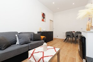 TV - Upstays Carré d'Or 39m² Apartment (Cannes)