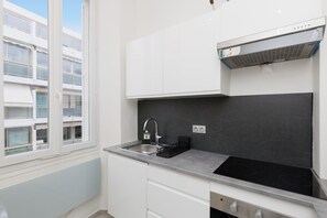 Fridge, microwave, oven, stovetop - Upstays Carré d'Or 39m² Apartment (Cannes)