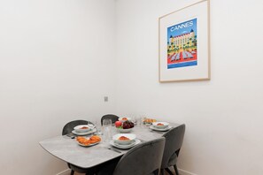 Dining - Upstays Carré d'Or 39m² Apartment (Cannes)