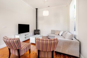 Een smart-tv en een open haard