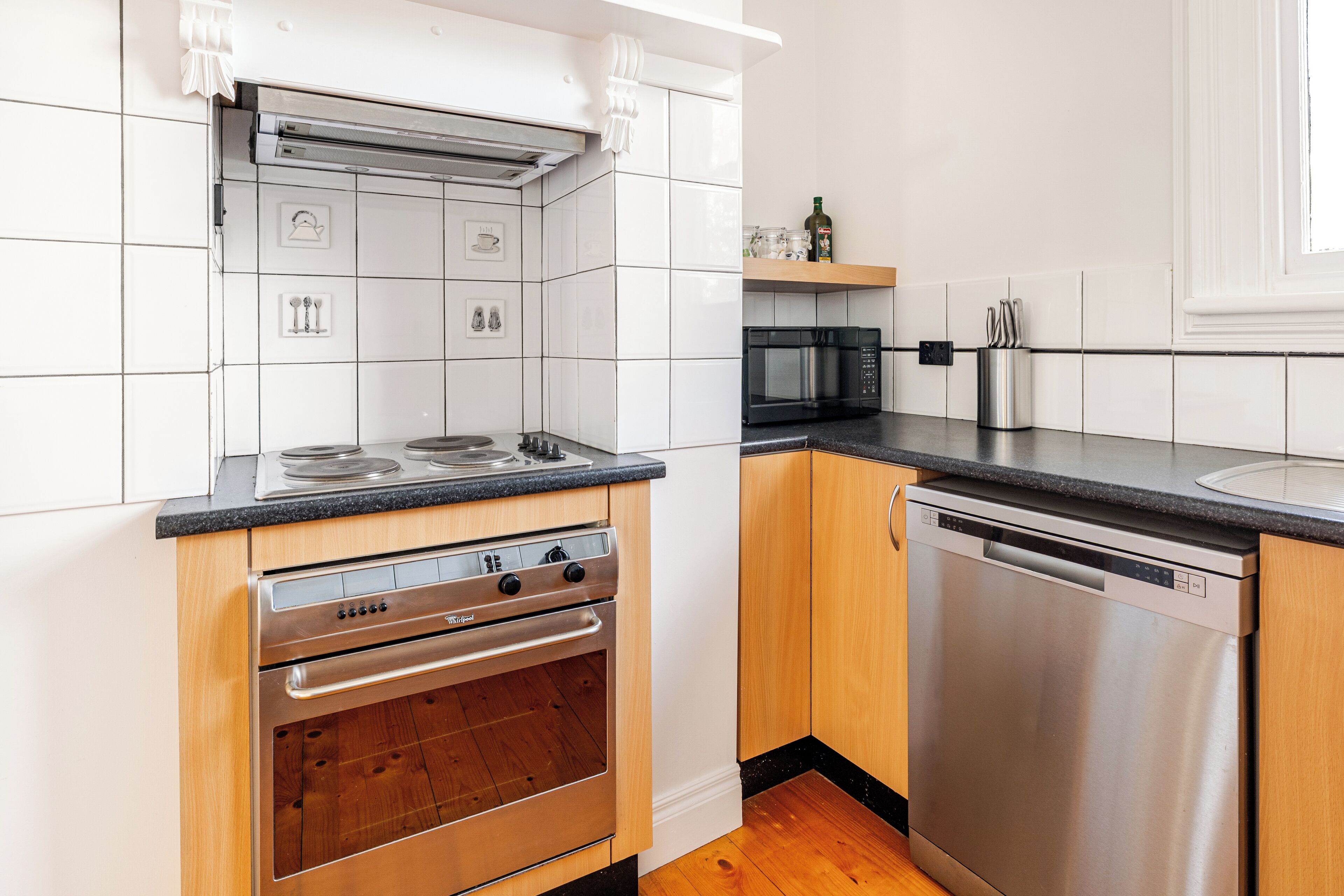 Een koelkast, een magnetron, een oven, een kookplaat