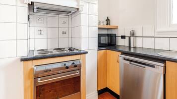 Een koelkast, een magnetron, een oven, een kookplaat