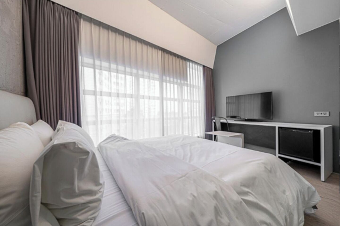 Dobbeltrom – deluxe, byutsikt | Skrivebord og wi-fi (inkludert)