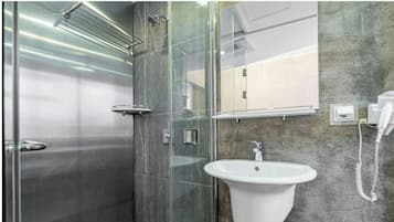 Deluxe tweepersoonskamer, uitzicht op stad | Badkamer | Een douche, een haardroger, handdoeken, toiletpapier