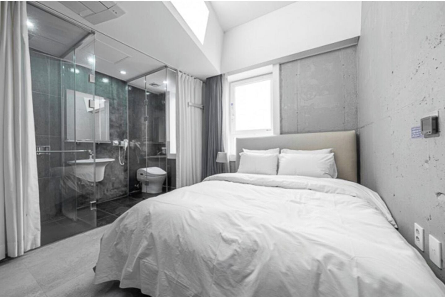 Deluxe-Doppelzimmer, Stadtblick | Badezimmer | Dusche, Haartrockner, Handtücher, Toilettenpapier