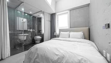 Deluxe-Doppelzimmer, Stadtblick | Badezimmer | Dusche, Haartrockner, Handtücher, Toilettenpapier