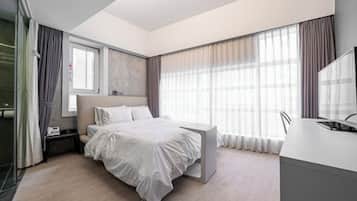 Deluxe tweepersoonskamer, uitzicht op stad | Een bureau, gratis wifi