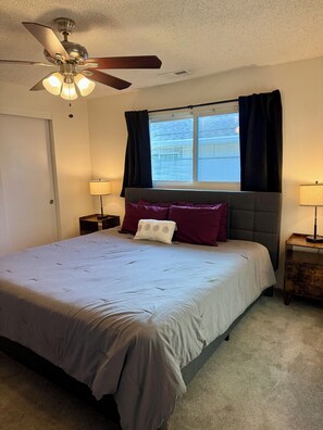 3 habitaciones, tabla de planchar con plancha, internet y ropa de cama