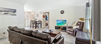 3BR Near Asante Hospital Medical Pros WIFI and Pool