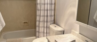 3BR Near Asante Hospital Medical Pros WIFI and Pool