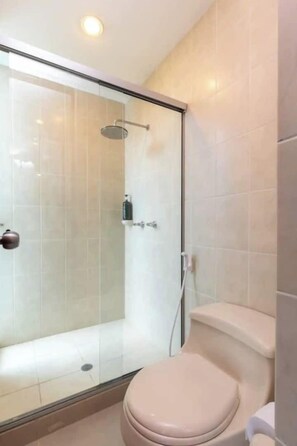 Exclusive Studio Suite, City View | Bathroom - Apartamento Blux en el Poblado (Medellín)