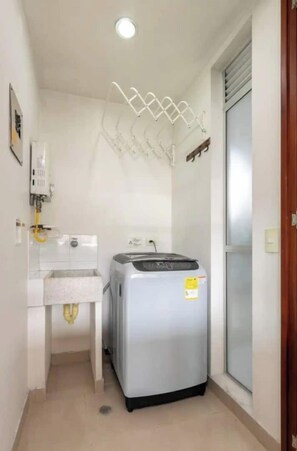 Exclusive Studio Suite, City View | Bathroom sink - Apartamento Blux en el Poblado (Medellín)