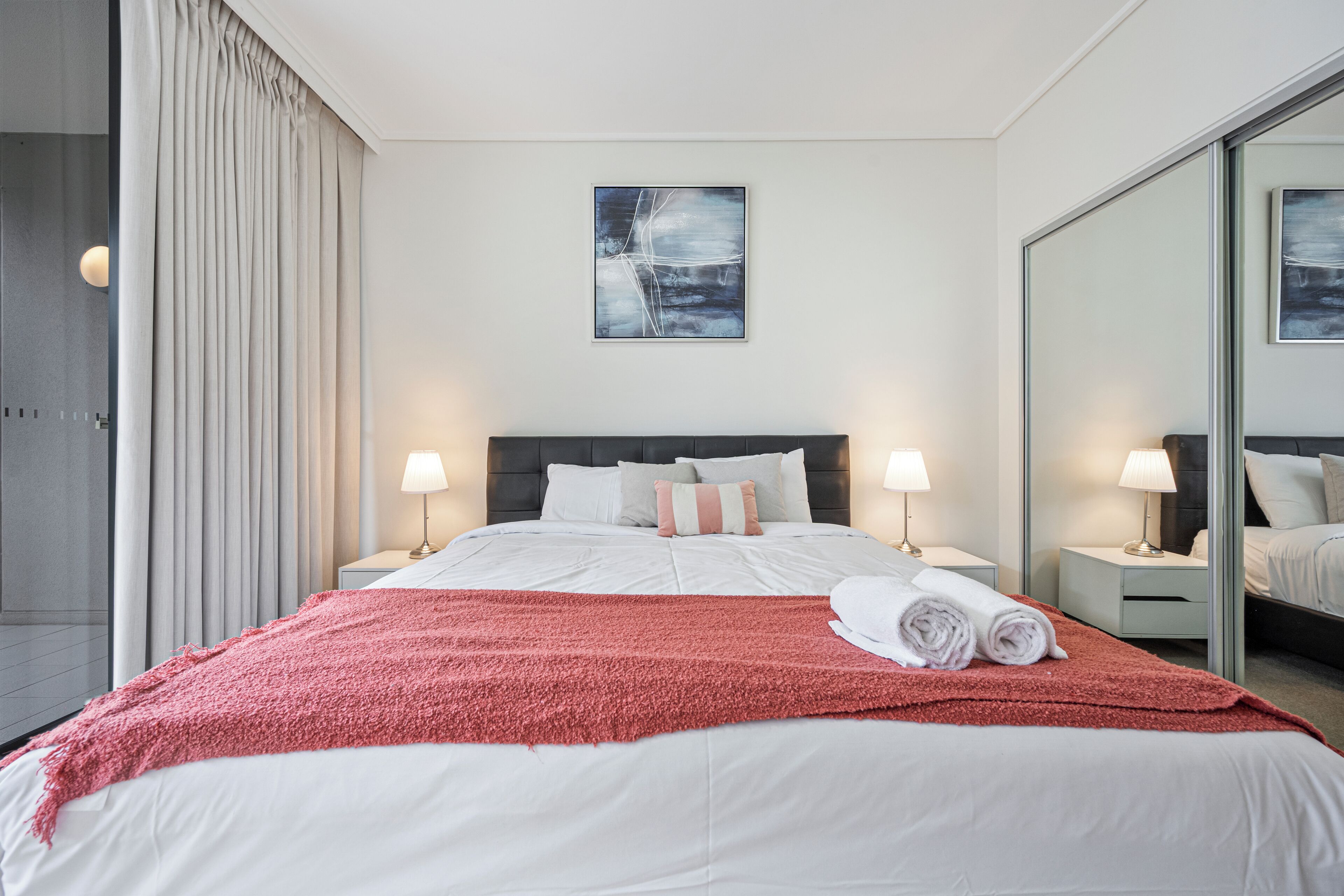 Tabla de planchar con plancha, wifi gratis y ropa de cama 