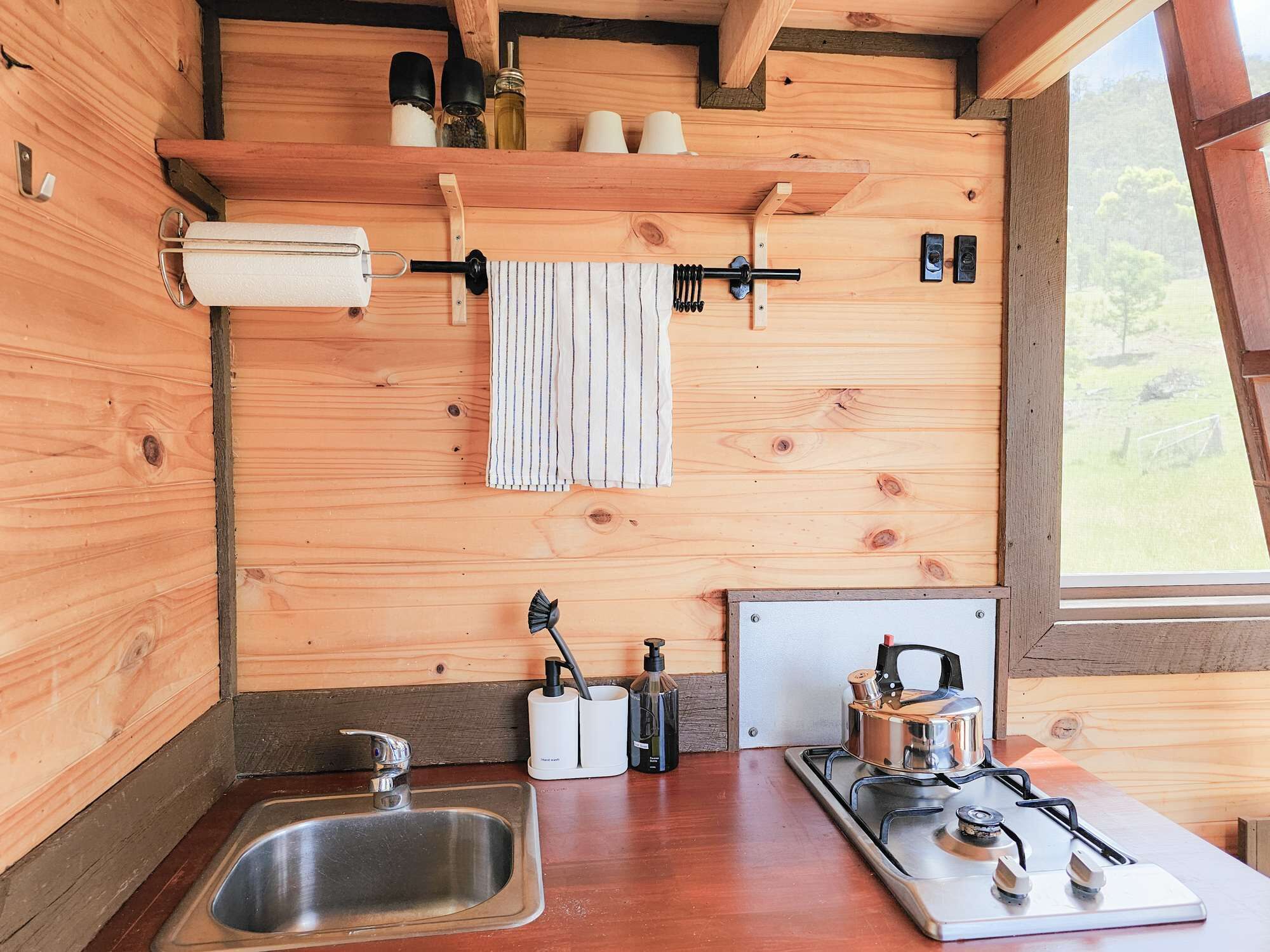 Kühlschrank, Herdplatte, Kochgeschirr/Geschirr/Besteck