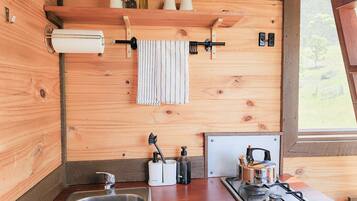 Kühlschrank, Herdplatte, Kochgeschirr/Geschirr/Besteck