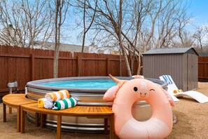 Outdoor spa tub - Family Retreat | Games, Fire Pit & Kids Barn (Austin)