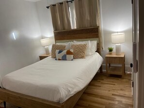 Skrivbord, strykjärn/strykbräda, resesäng och wi-fi