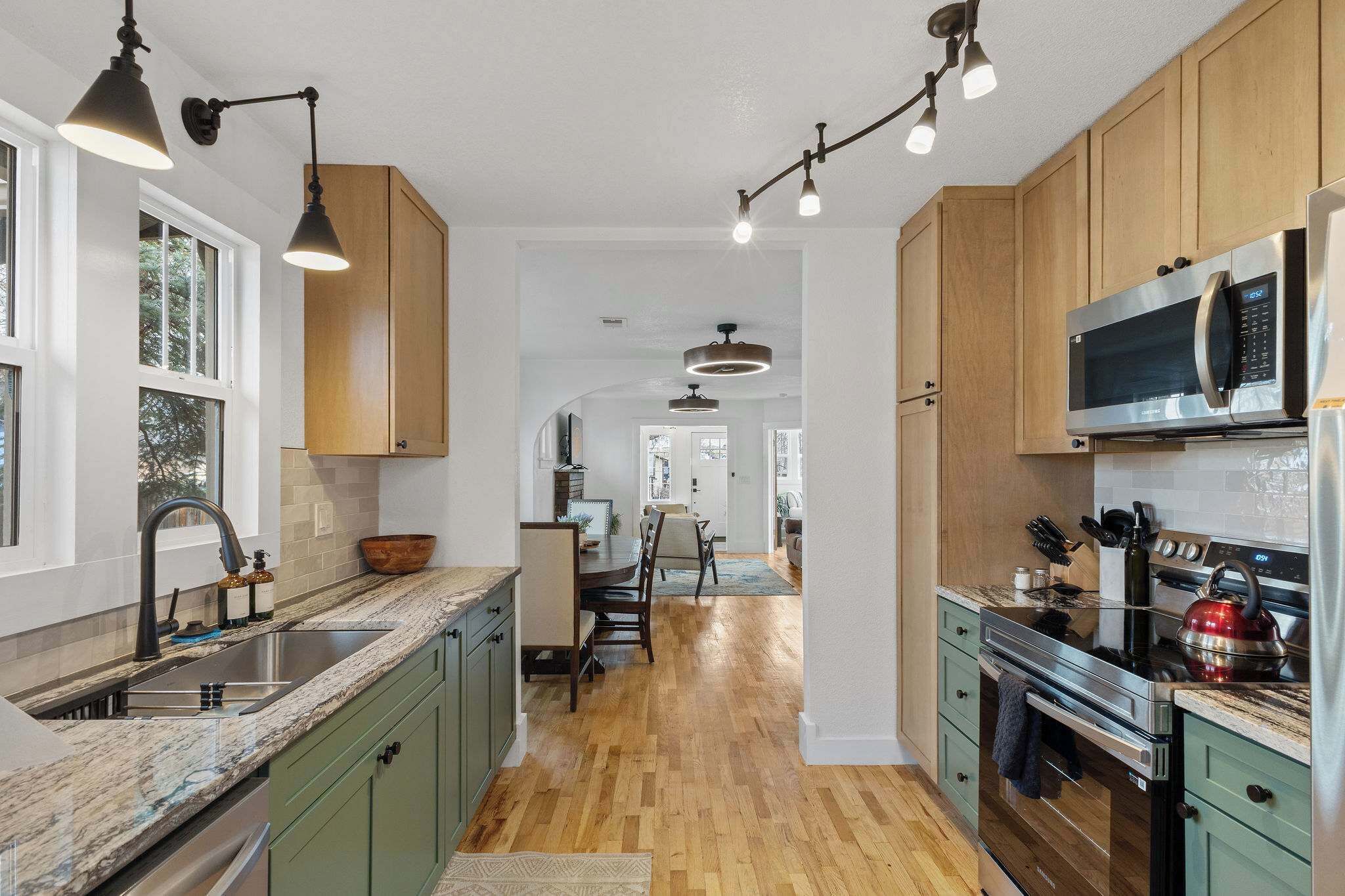 Frigorífico, microondas, horno y placa de cocina