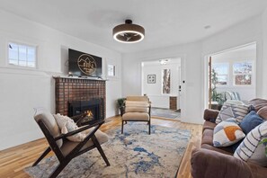 Televisie, een open haard en een kantoor