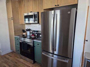 Kylskåp, mikrovågsugn, ugn och spishäll