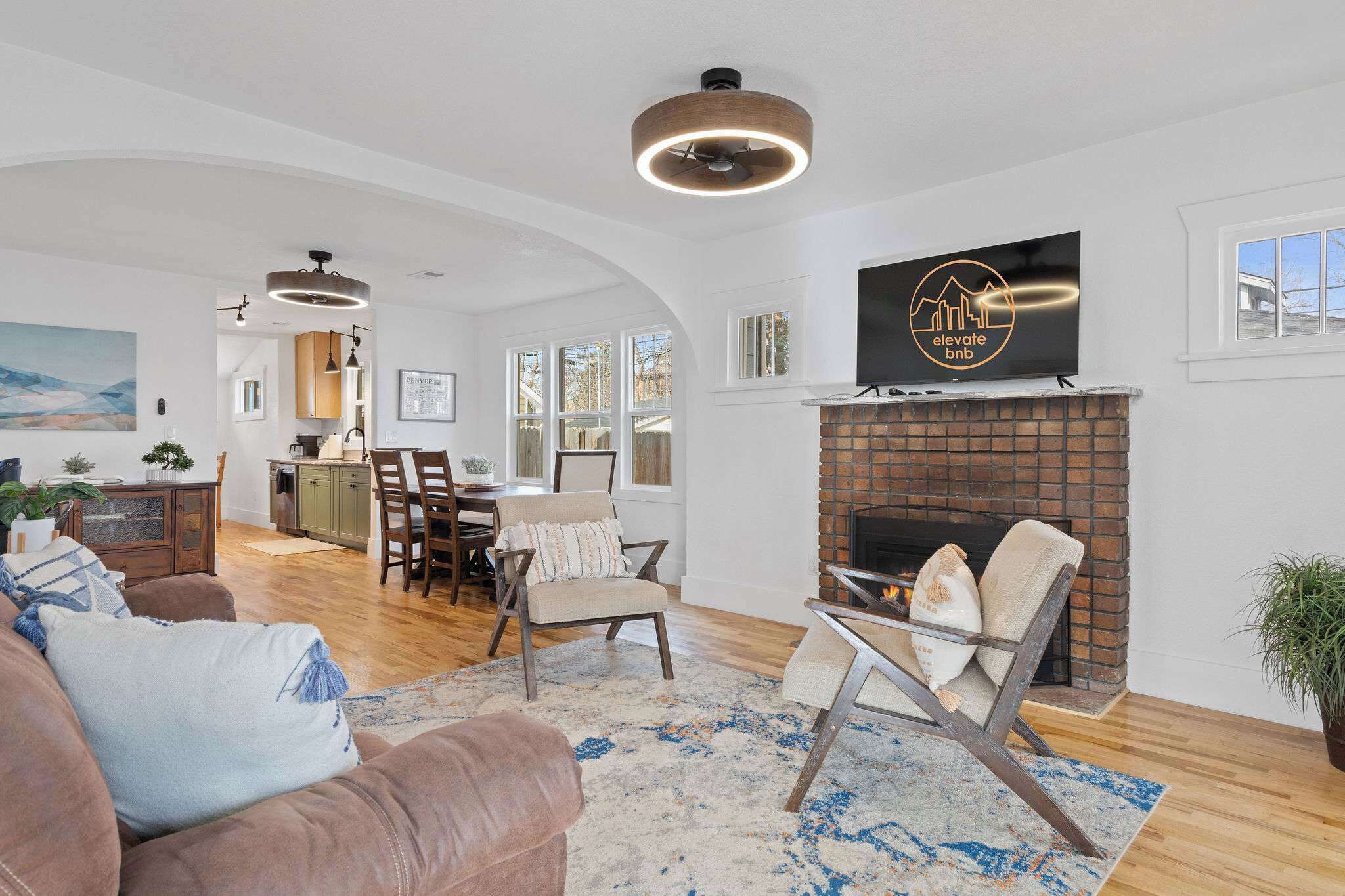 Una televisión, una chimenea, una oficina