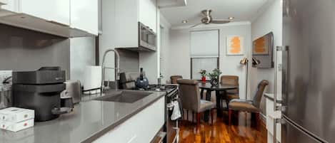 Refrigerador, microondas, horno y parrilla de estufa