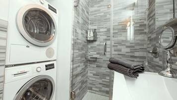 Sèche-cheveux, serviettes fournies