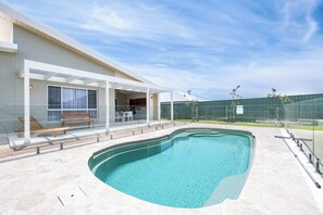 Pool - Sunningdale - Pool Entertainer, Luxurious Living (Dubbo)